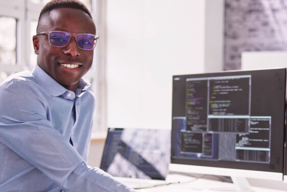 Homme bureau PC Finances
